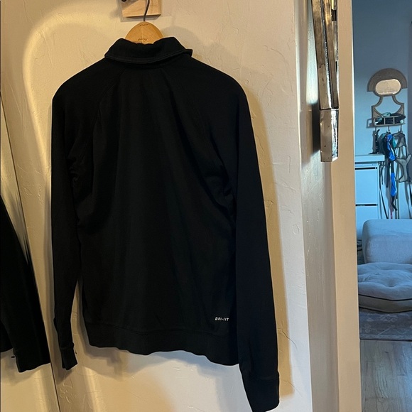 Nike women’s Black zip up Jacket - Picture 4 of 4